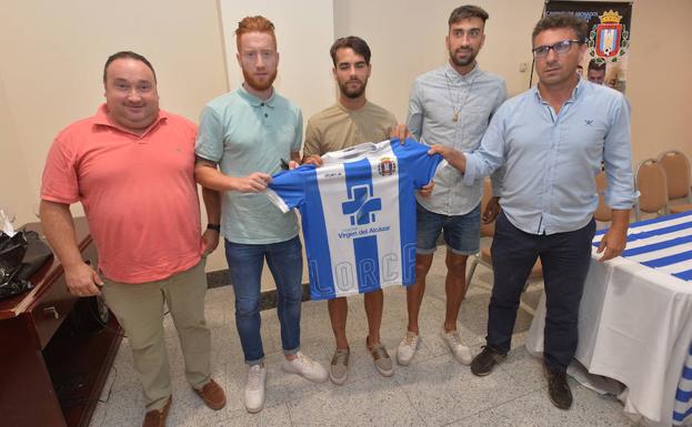 David Álvarez (izquierda), Francis (centro) y Pedro Montero en su presentación con la camiseta del Lorca Deportiva.