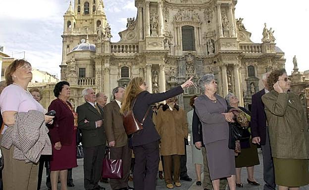 Visita guiada por la Plaza de Belluga en una excursión organizada por el Imserso.