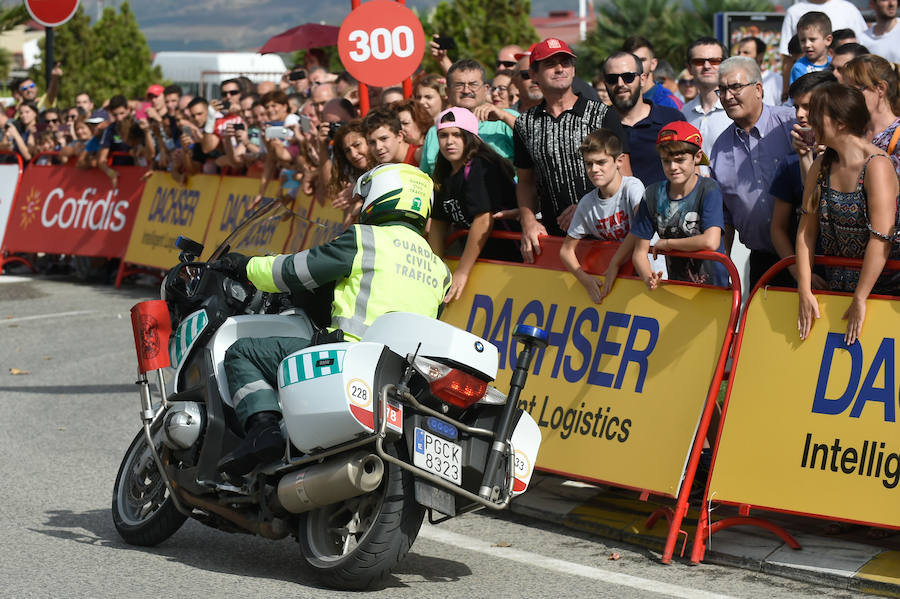 El presidente de la empresa, Tomás Fuertes, fue el encargado de entregar el trofeo al ganador de etapa, Matteo Trentin