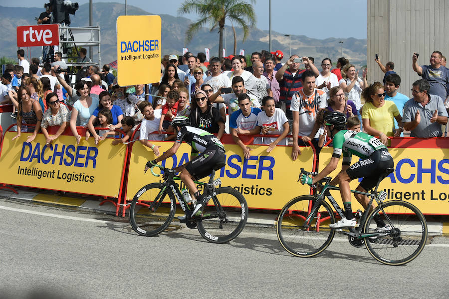 El presidente de la empresa, Tomás Fuertes, fue el encargado de entregar el trofeo al ganador de etapa, Matteo Trentin