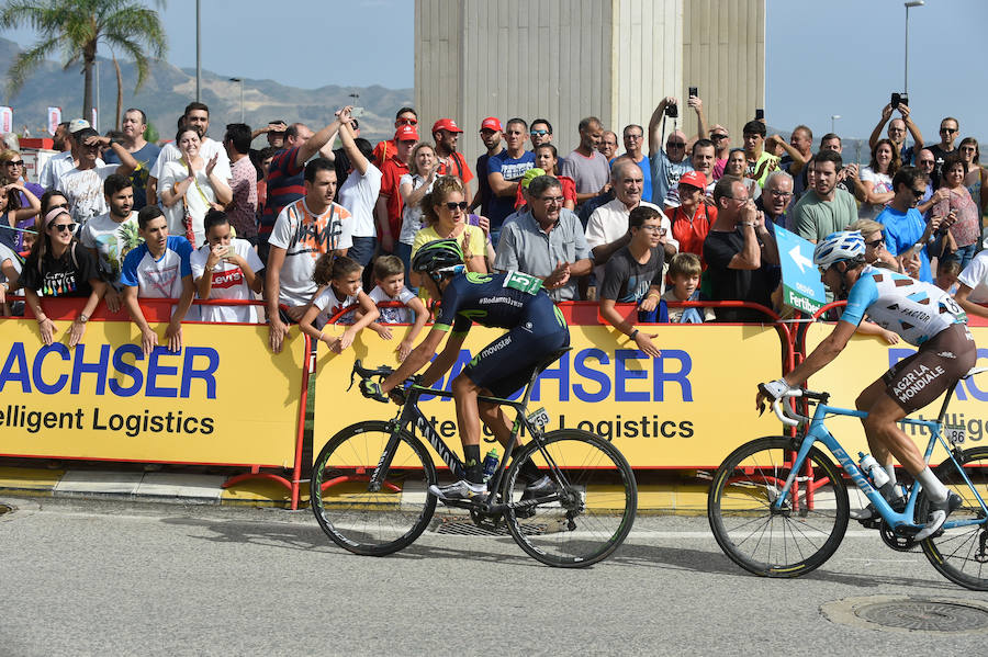 El presidente de la empresa, Tomás Fuertes, fue el encargado de entregar el trofeo al ganador de etapa, Matteo Trentin