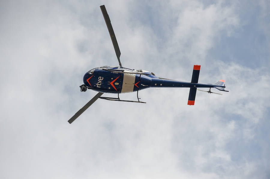 El presidente de la empresa, Tomás Fuertes, fue el encargado de entregar el trofeo al ganador de etapa, Matteo Trentin