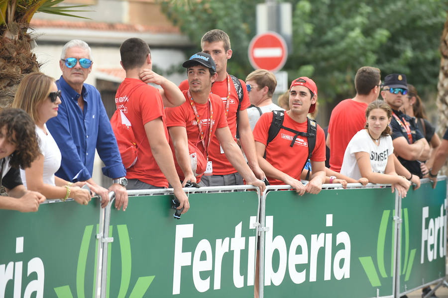El presidente de la empresa, Tomás Fuertes, fue el encargado de entregar el trofeo al ganador de etapa, Matteo Trentin