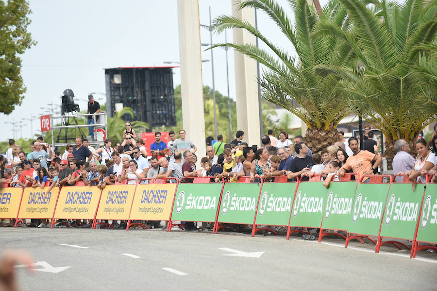 El presidente de la empresa, Tomás Fuertes, fue el encargado de entregar el trofeo al ganador de etapa, Matteo Trentin