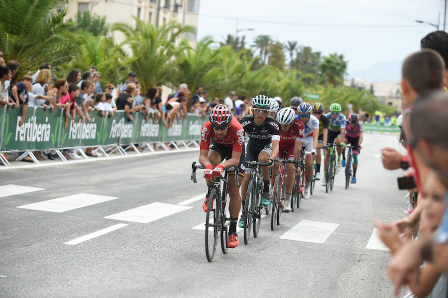 El presidente de la empresa, Tomás Fuertes, fue el encargado de entregar el trofeo al ganador de etapa, Matteo Trentin