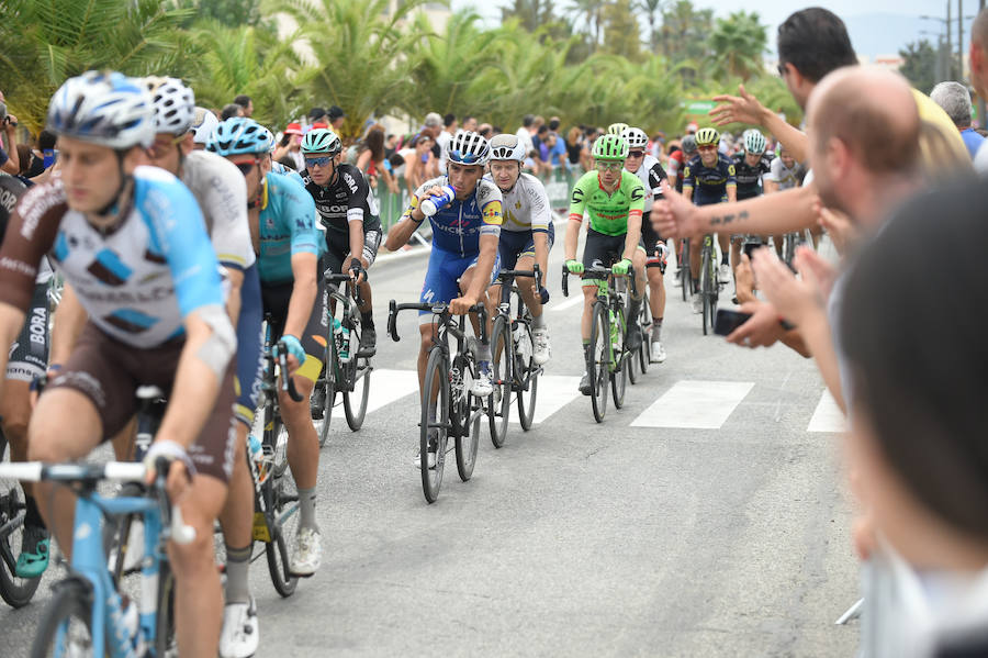 El presidente de la empresa, Tomás Fuertes, fue el encargado de entregar el trofeo al ganador de etapa, Matteo Trentin