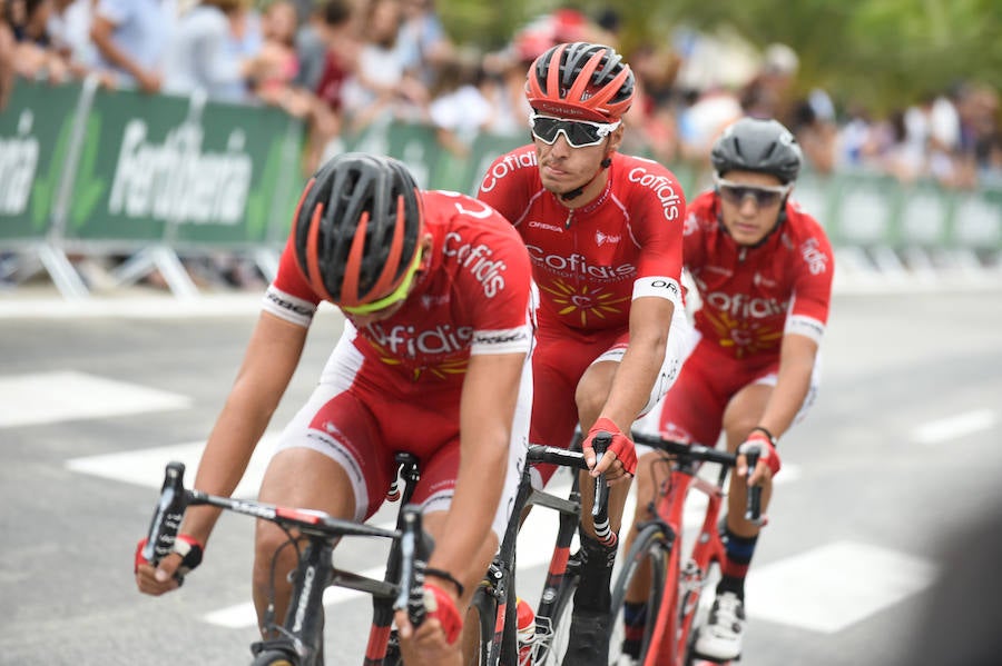 El presidente de la empresa, Tomás Fuertes, fue el encargado de entregar el trofeo al ganador de etapa, Matteo Trentin