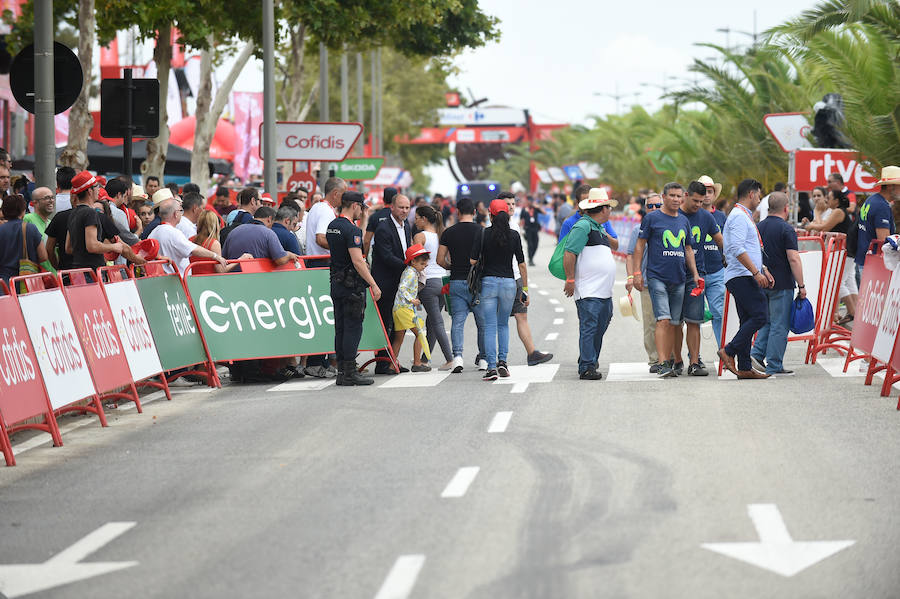 El presidente de la empresa, Tomás Fuertes, fue el encargado de entregar el trofeo al ganador de etapa, Matteo Trentin