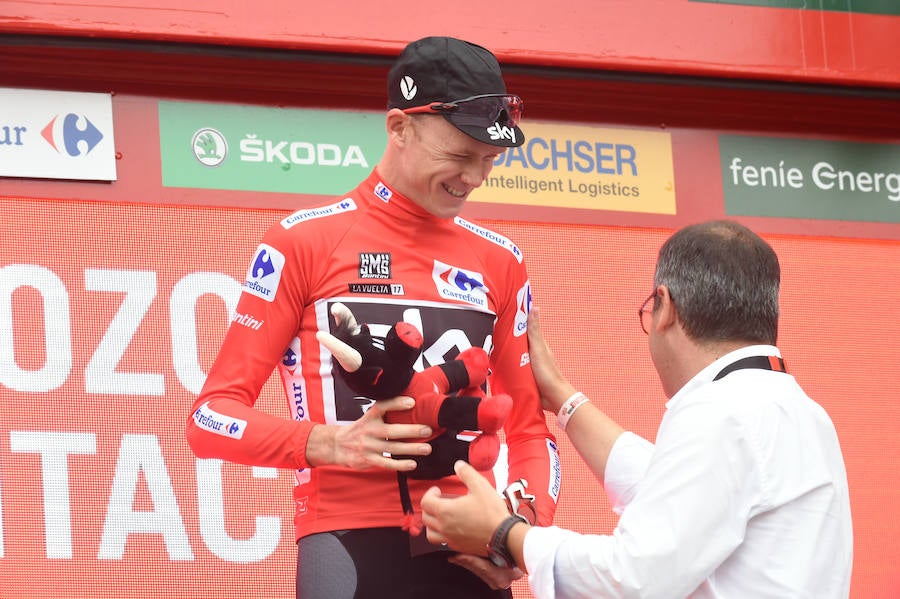 El presidente de la empresa, Tomás Fuertes, fue el encargado de entregar el trofeo al ganador de etapa, Matteo Trentin