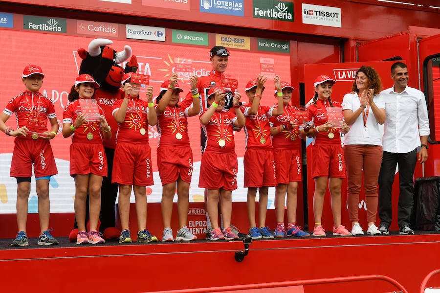 El presidente de la empresa, Tomás Fuertes, fue el encargado de entregar el trofeo al ganador de etapa, Matteo Trentin