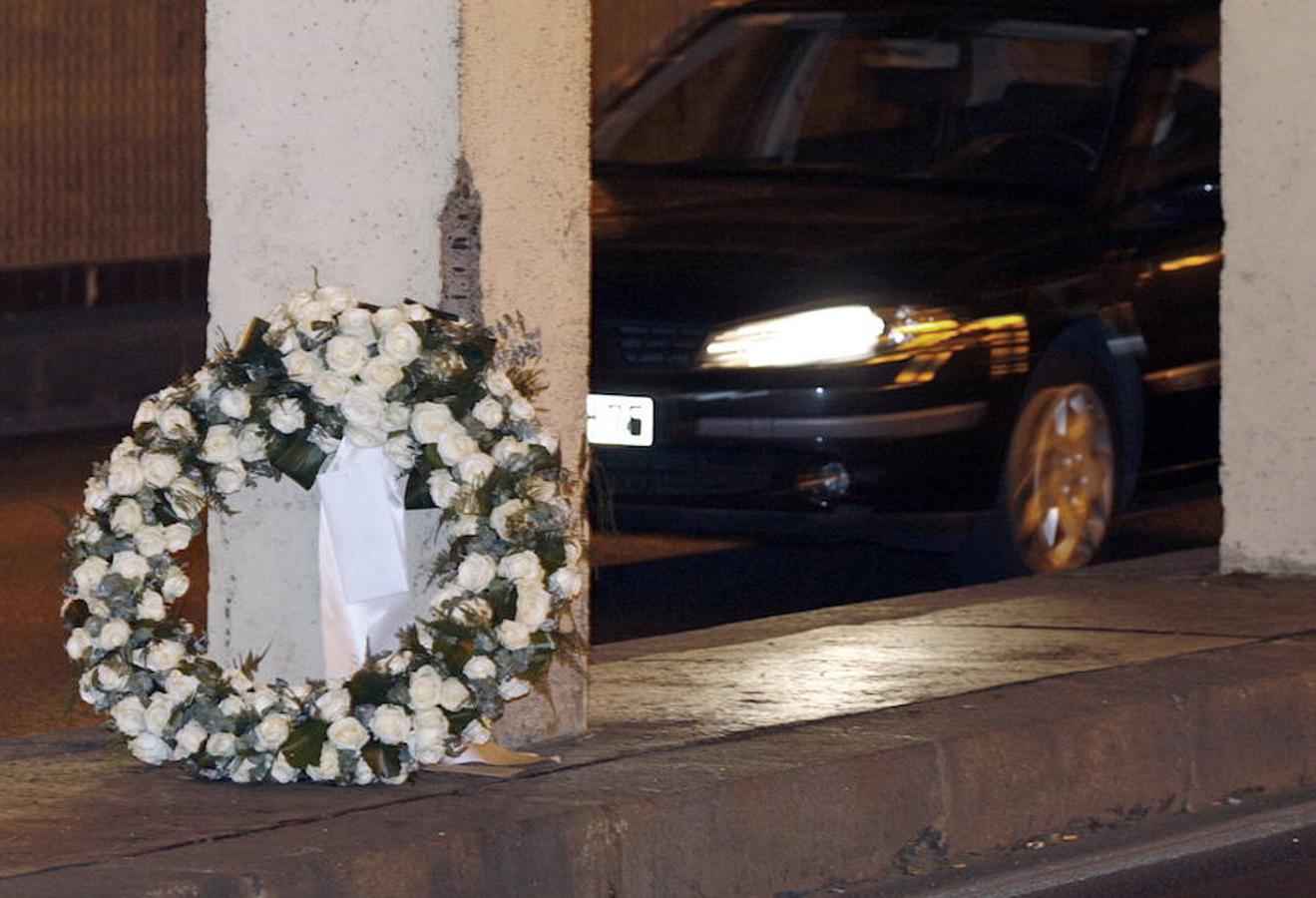 Corona de flores en el punto exacto del túnel donde ocurrió el accidente mortal de Lady Di el 31 de agosto de 1997.