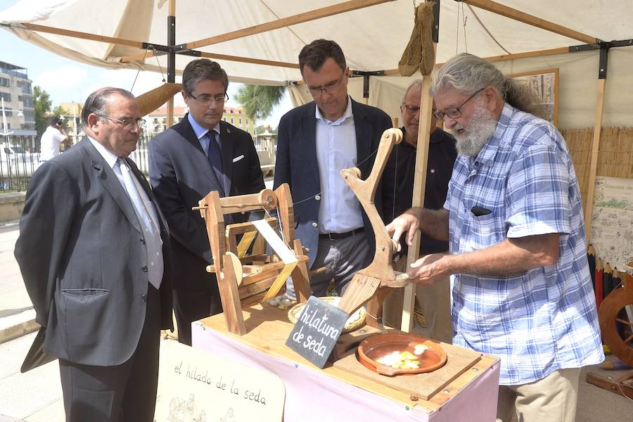 El Ayuntamiento fomenta la adopción de mascotas con una muestra en los jardines de la avenida Teniente Flomesta