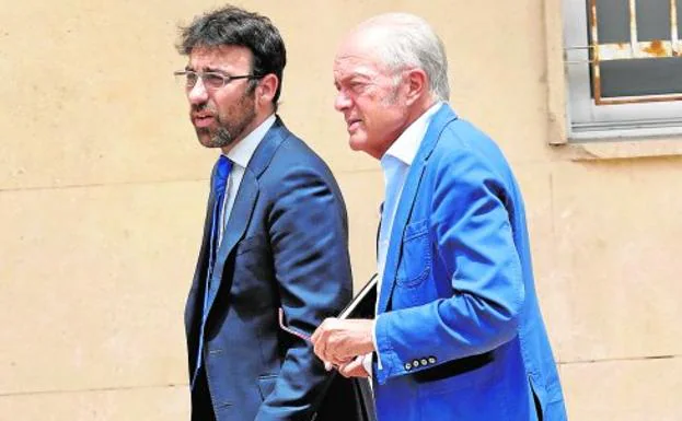 Gonzalo Ferre, a la derecha, saliendo de la Comandancia junto a su abogado el pasado julio.