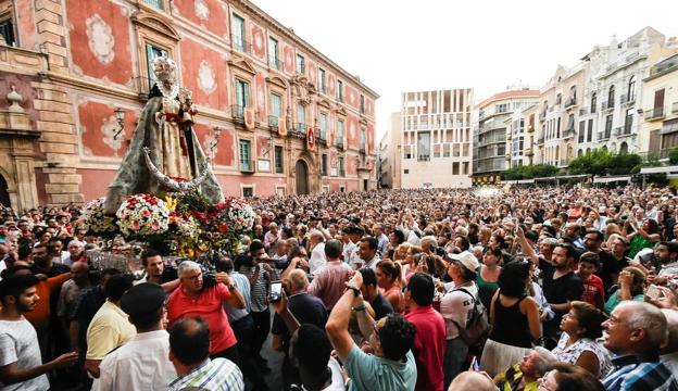 Acogida multitudinaria a la Patrona de Murcia en la Plaza Belluga.