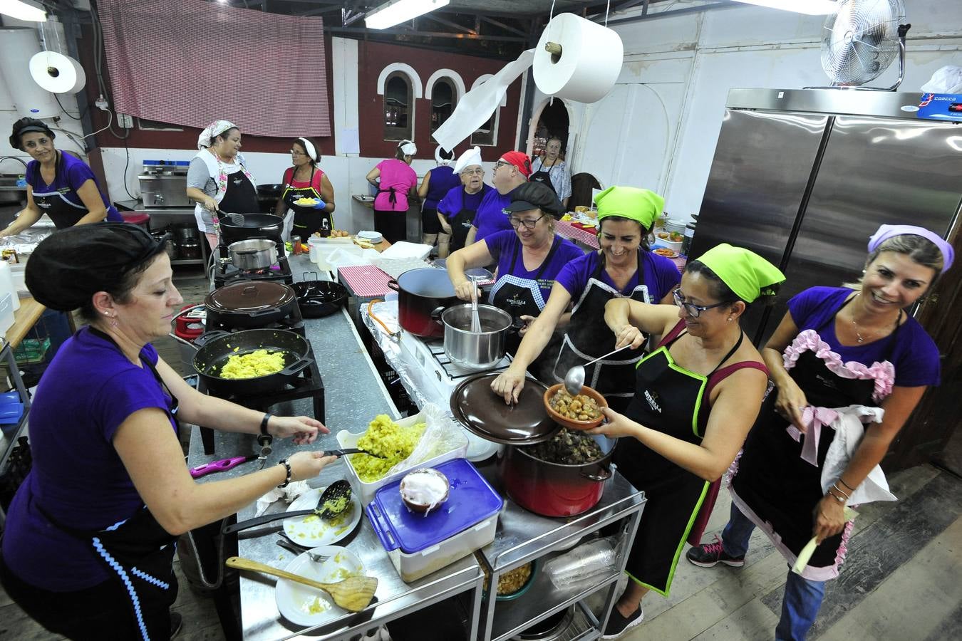 Los grupos folclóricos y peñas aseguran que hay más gente en la ciudad por el mal tiempo de los últimos días y confían en un récord de asistencia