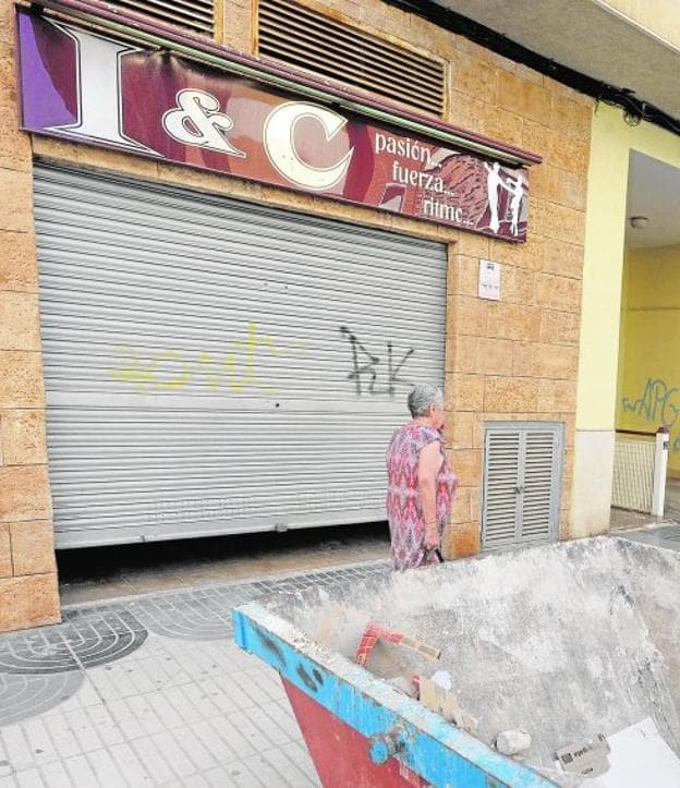 Un local afronta obras de reforma en una calle del ensanche.