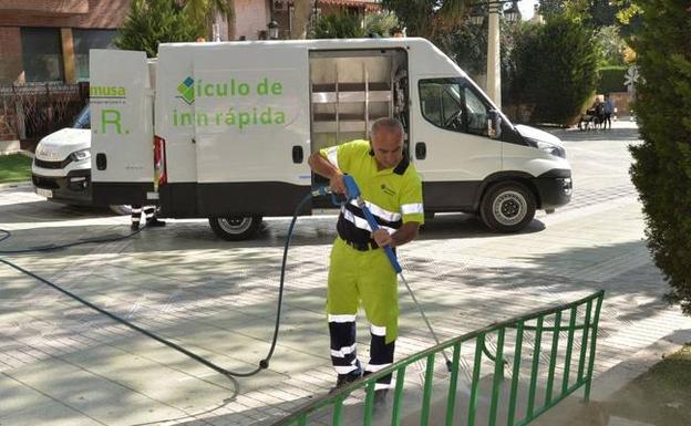 Un trabajador de Limusa realizando tareas de limpieza en un jardín de Lorca.