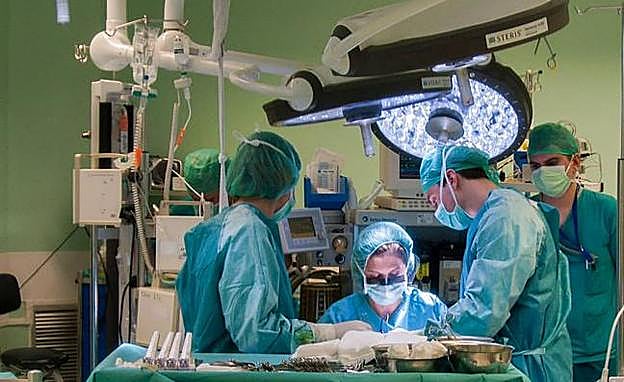Sanitarios operando en un quirófano. 