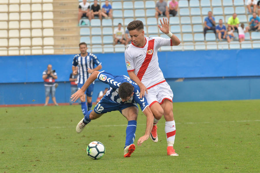 En un partido marcado por el mal estado del césped y las lesiones, el equipo de Curro Torres logra un punto frente a uno de los grandes equipos de la categoría