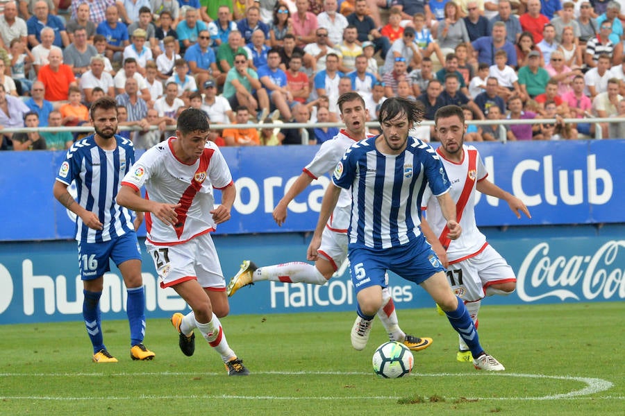 En un partido marcado por el mal estado del césped y las lesiones, el equipo de Curro Torres logra un punto frente a uno de los grandes equipos de la categoría