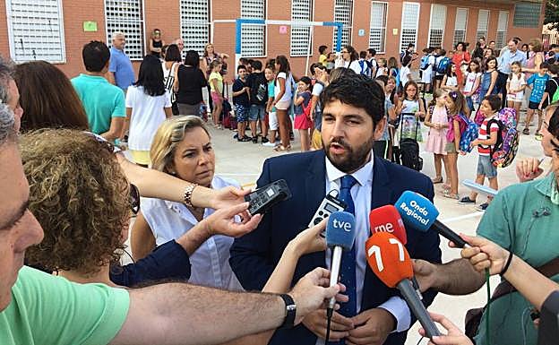 López Miras habla con los medios antes de visitar un centro educativo con motivo del inicio del curso escolar.