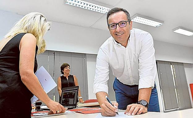 Diego Conesa, que llegó solo, firmando su candidatura.