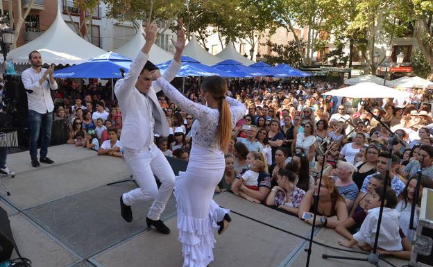 Los lorquinos disfrutan de uno de los espectáculos de la Feria de Día el año pasado. 