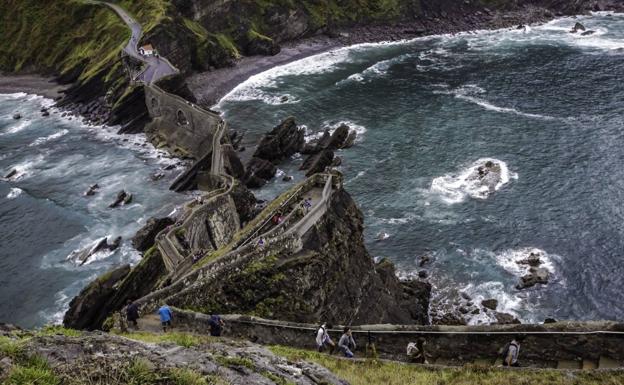 Imagen principal - Turistas en San Juan de Gaztelugatxe.