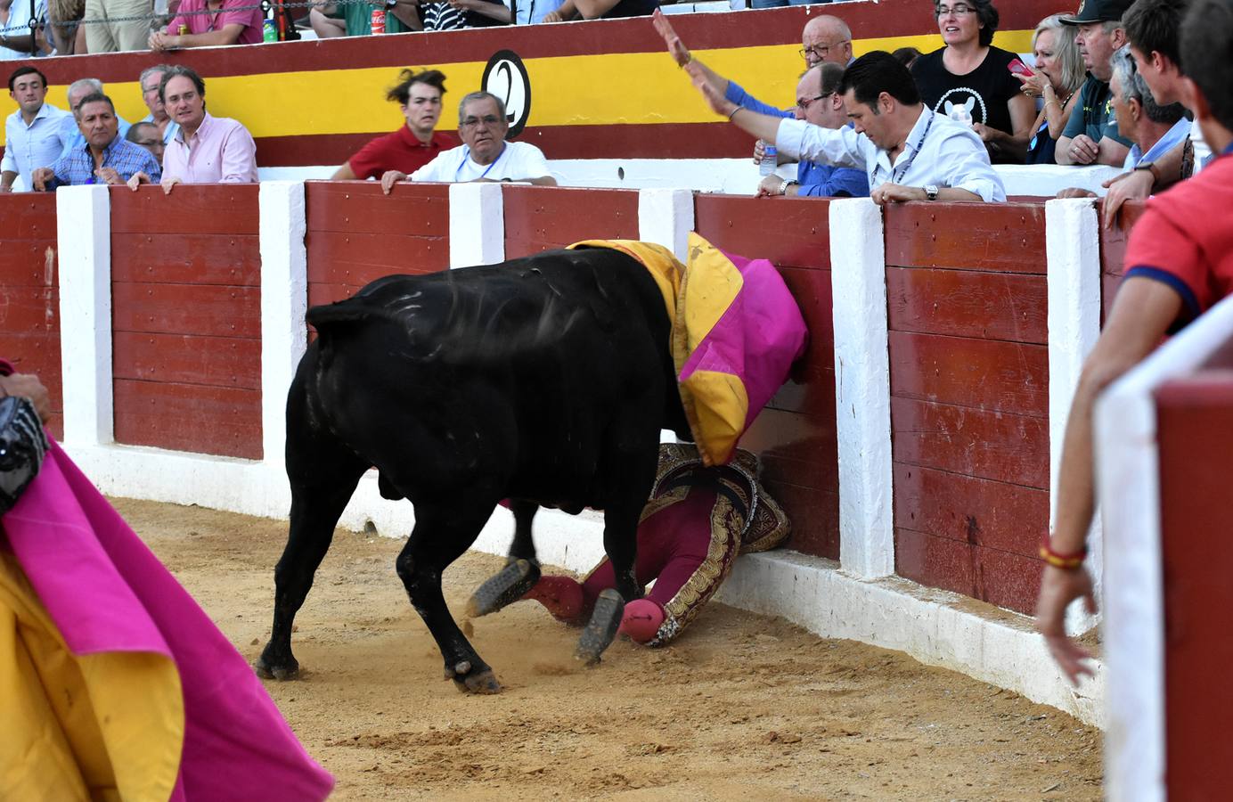 El francés Adrien Salenc fue cogido en las tablas y recibió dos varetazos en el tórax 