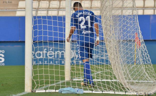 Dani Ojeda, cabizbajo, después de encajar un gol.