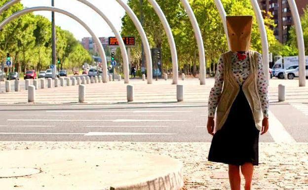 ¿Quién es la mujer con la bolsa en la cabeza del anuncio de Mediaset?
