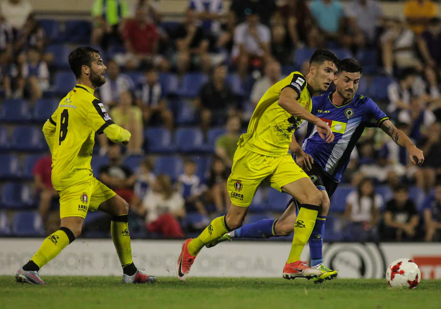 En un partido que acabó en la prórroga con diez jugadores en ambos equipos, el Hércules evidenció la estrechez de la plantilla de Palomeque, que realizó un esfuerzo mayúsculo para llevar el partido a la prórroga