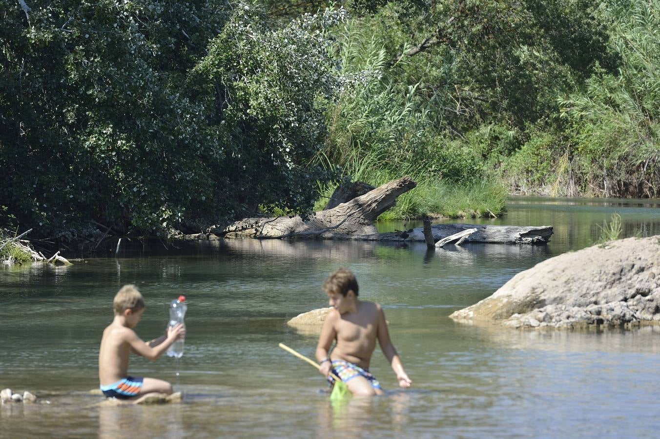 El rumor del agua y el canto del viento acompañan una ruta llena de vida que permite un buen baño estival. 