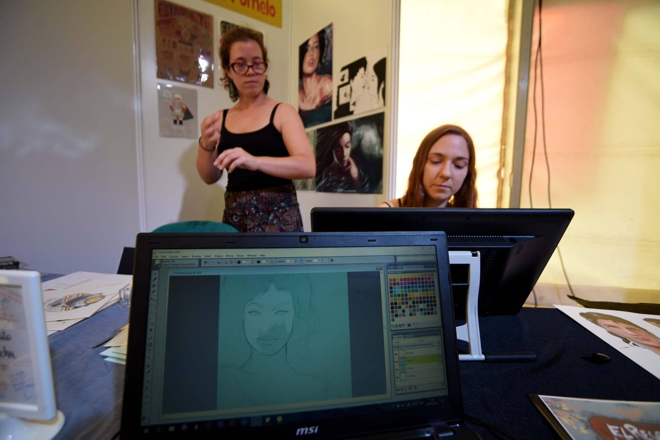 Decenas de ilustradores se dan cita en los talleres de dibujo y exposiciones de la primera edición del 'Cómic Day'