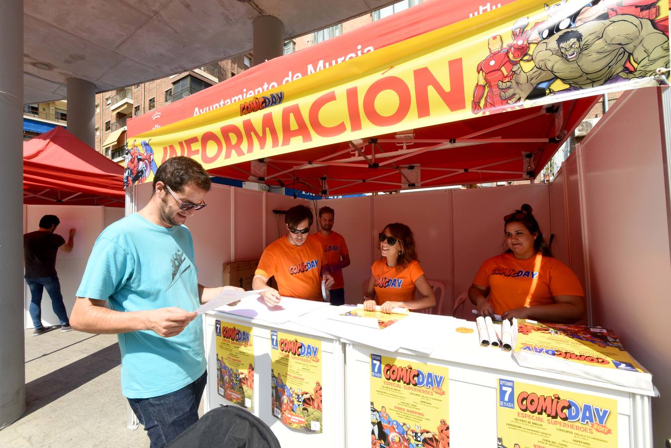 Decenas de ilustradores se dan cita en los talleres de dibujo y exposiciones de la primera edición del 'Cómic Day'