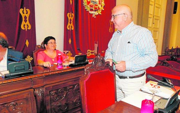 Manuel Padín (Cs), con su compañera Ana Rama.