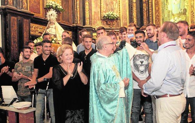 El padre Valenzuela muestra el abono de palco que le regeló ayer el Lorca FC.