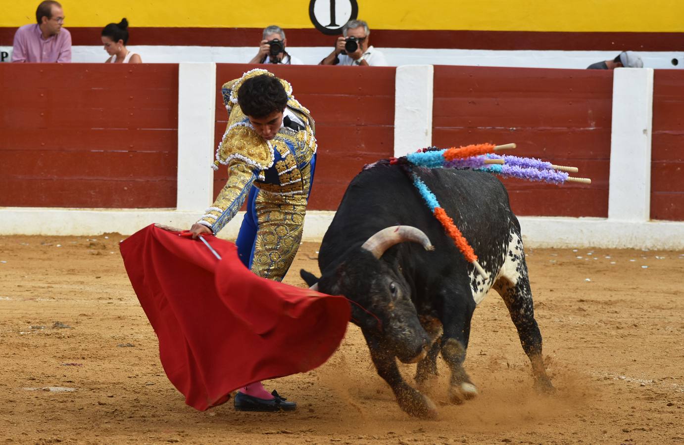 Paseó el trofeo Miguel Ángel Pacheco, que entró en los carteles de Calasparra por la vía de la sustitución