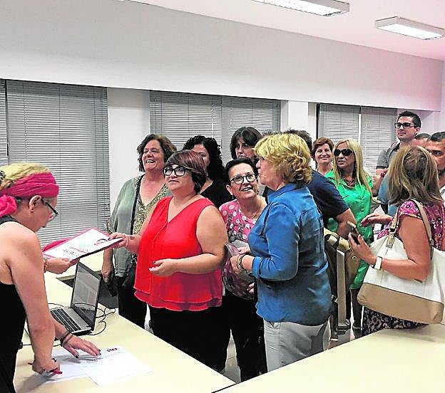 El equipo de Conesa presenta, ayer, los avales en la sede.