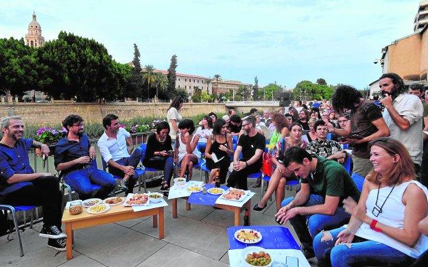 Ponentes en la Pecha Kucha Night que se celebró con gran éxito de convocatoria en la terraza de Los Molinos del Río.