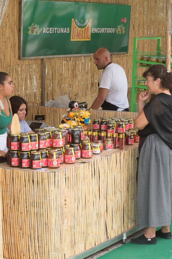 Una docena de expositores que ofrecen una amplia variedad de alimentos, especialmente frutas, hortalizas, confituras, mieles y encurtidos