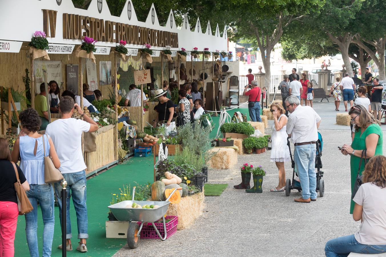 Una docena de expositores que ofrecen una amplia variedad de alimentos, especialmente frutas, hortalizas, confituras, mieles y encurtidos