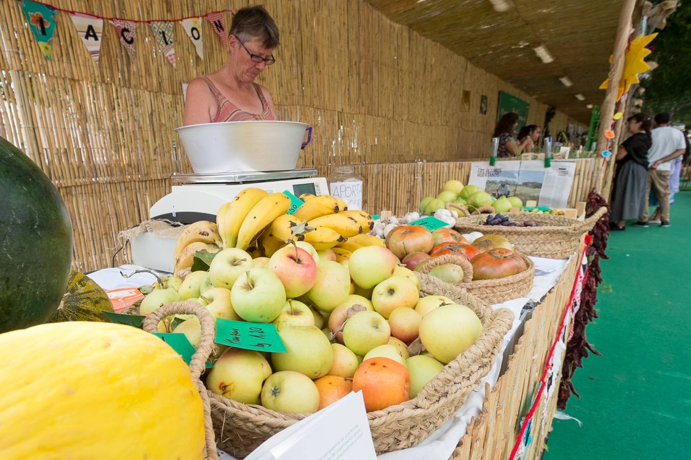 Una docena de expositores que ofrecen una amplia variedad de alimentos, especialmente frutas, hortalizas, confituras, mieles y encurtidos
