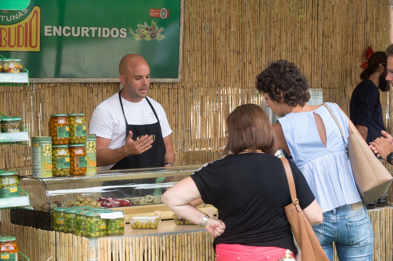 Una docena de expositores que ofrecen una amplia variedad de alimentos, especialmente frutas, hortalizas, confituras, mieles y encurtidos
