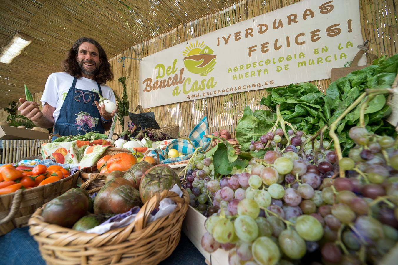 Una docena de expositores que ofrecen una amplia variedad de alimentos, especialmente frutas, hortalizas, confituras, mieles y encurtidos