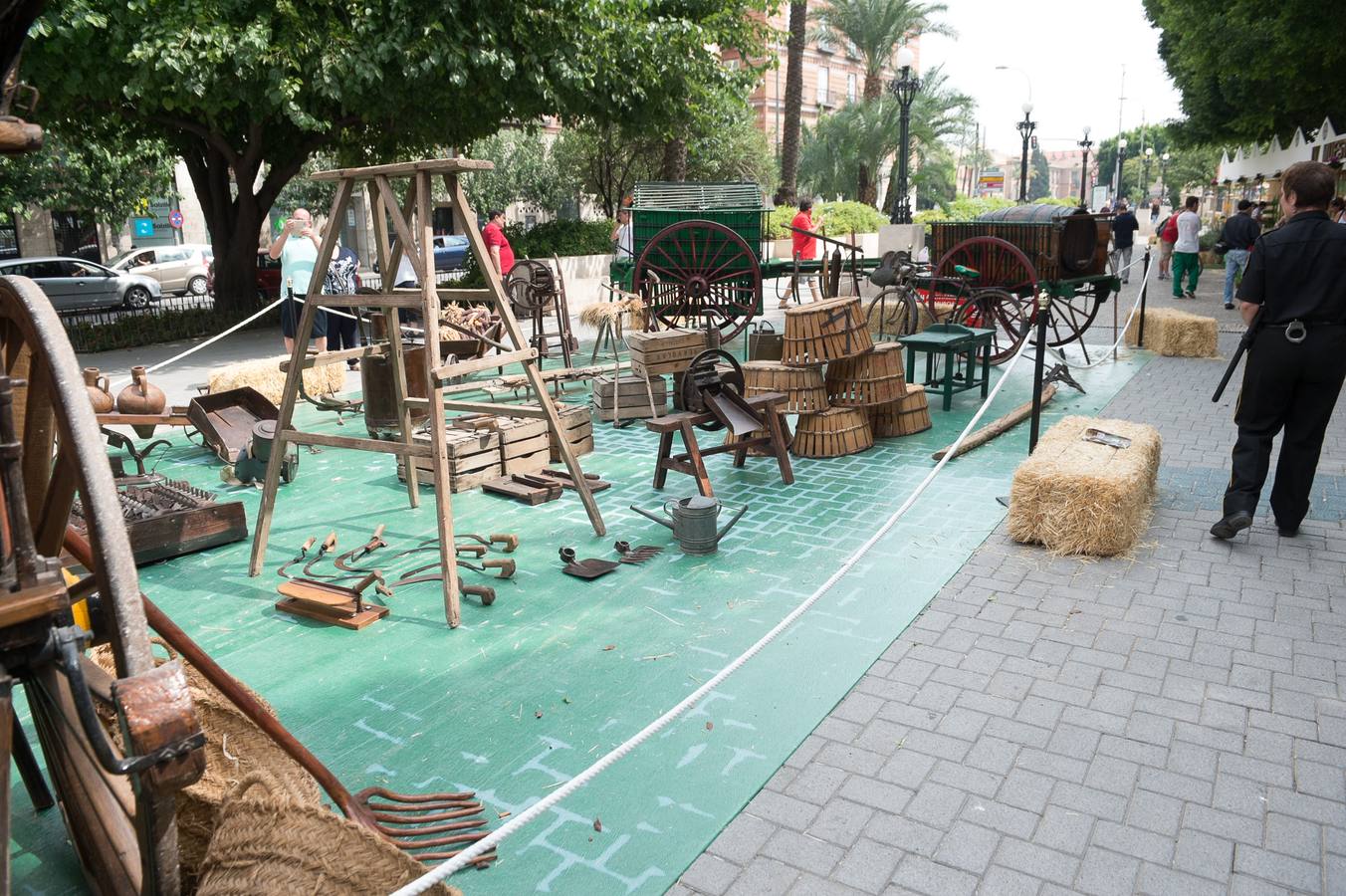 Una docena de expositores que ofrecen una amplia variedad de alimentos, especialmente frutas, hortalizas, confituras, mieles y encurtidos