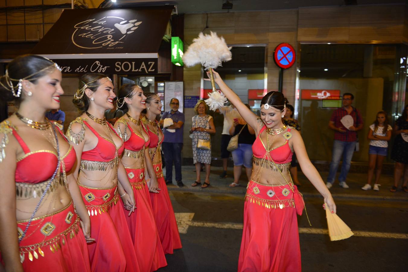 Las mesnadas cristianas desfilaron por delante de las kábilas moras en un pasacalles que convoca a toda Murcia al gran desfile de esta noche por la Gran Vía