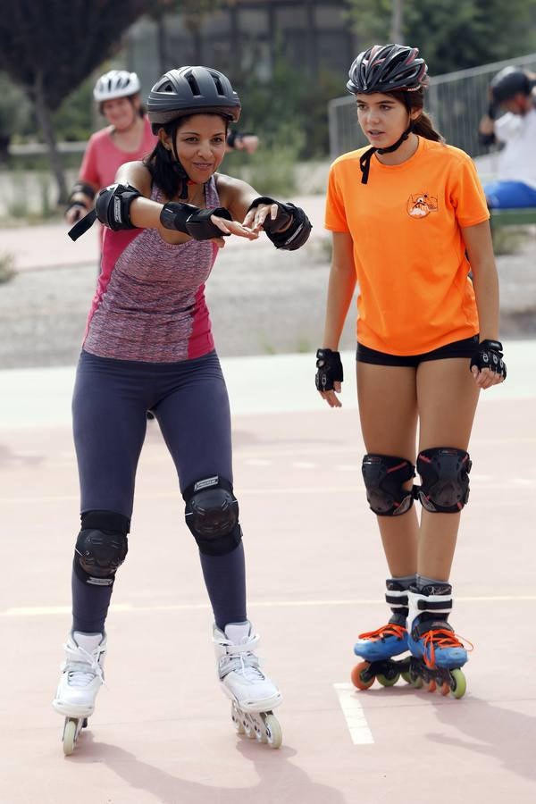 El club de patinaje M-Urban organiza, dentro de la programación de la Feria, una jornada de iniciación en el IES El Carmen, junto al Cuartel de Artillería