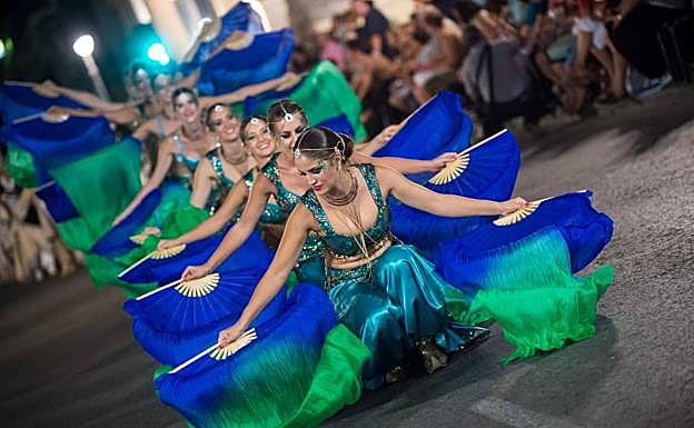 Un momento del gran desfile de Moros y Cristianos celebrado este sábado por la noche en Murcia.