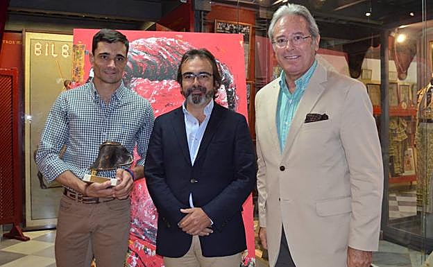 El torero Paco Ureña, el consejero Pedro Rivera y Alfonso Avilés, presidente del Club Taurino de Murcia, este domingo.